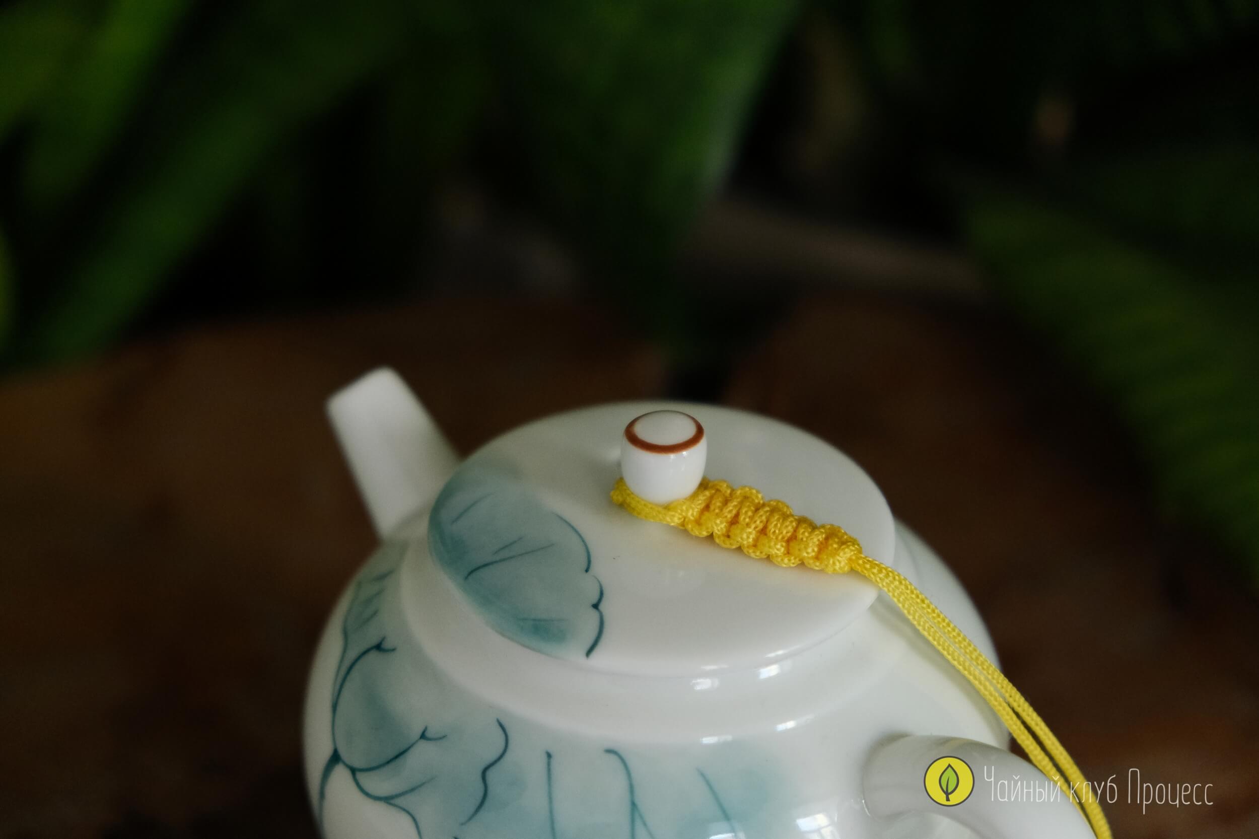 Фарфоровый чайник «Лотос»