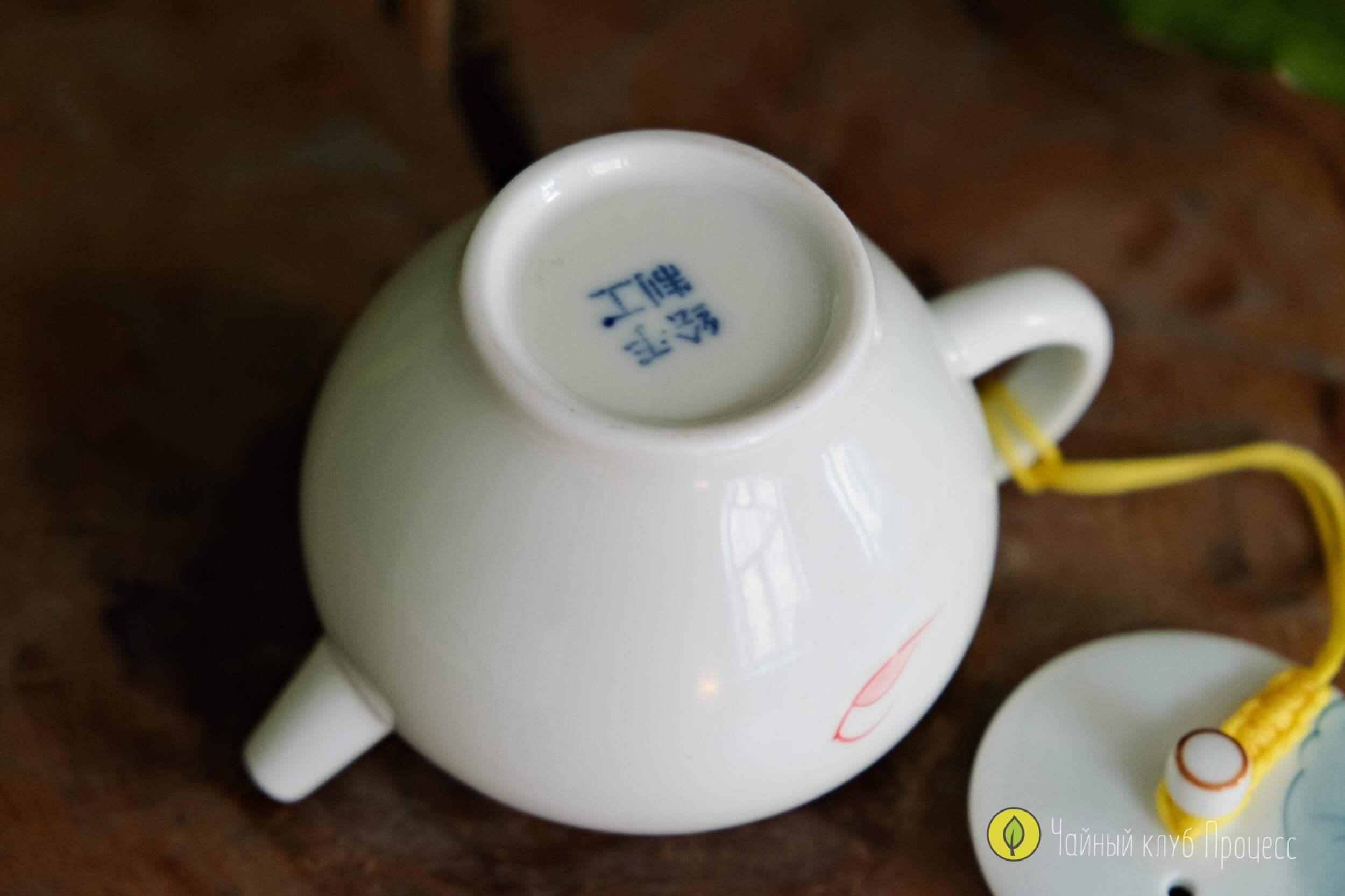 Фарфоровый чайник «Лотос»