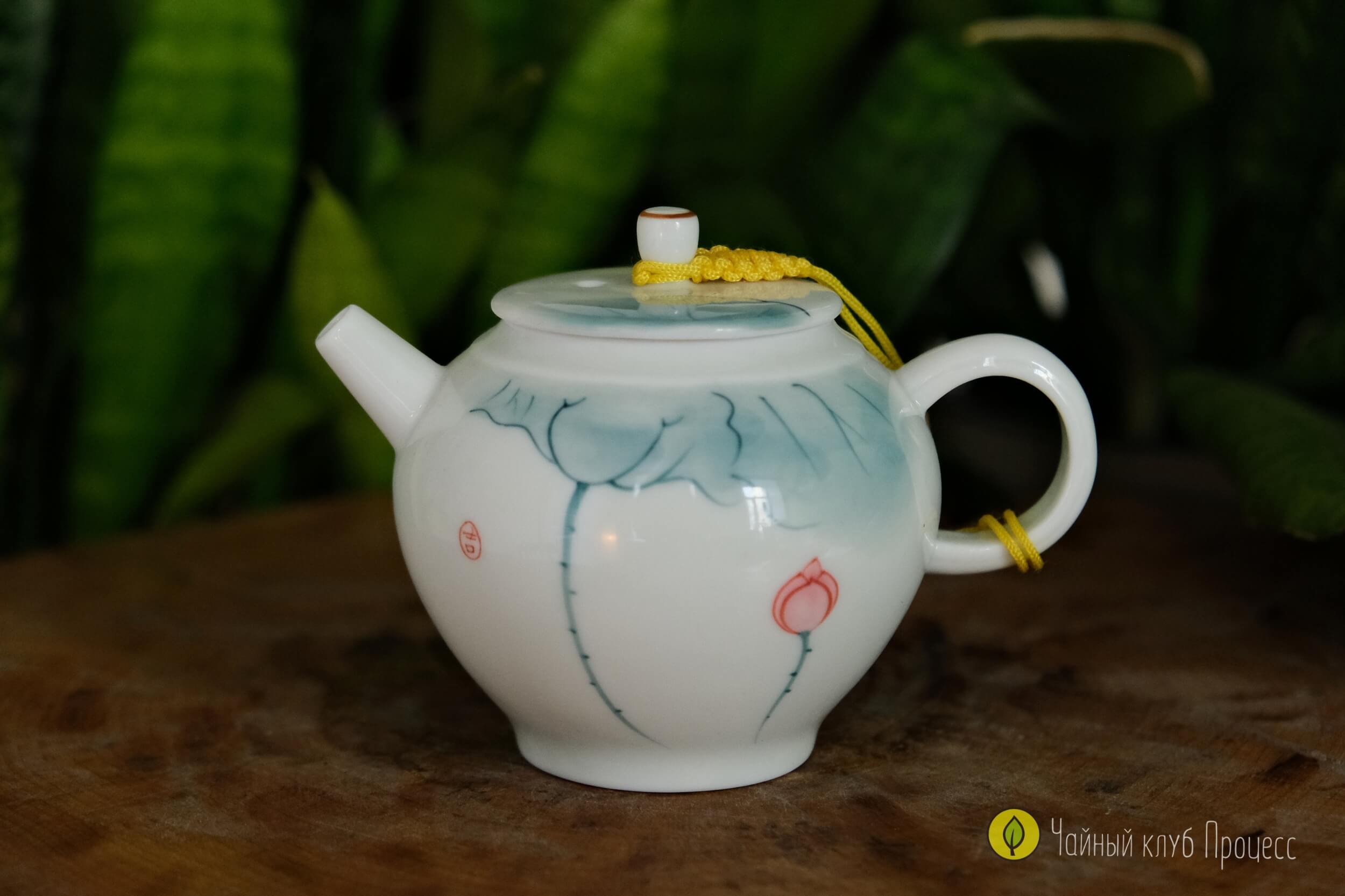 Фарфоровый чайник «Лотос»