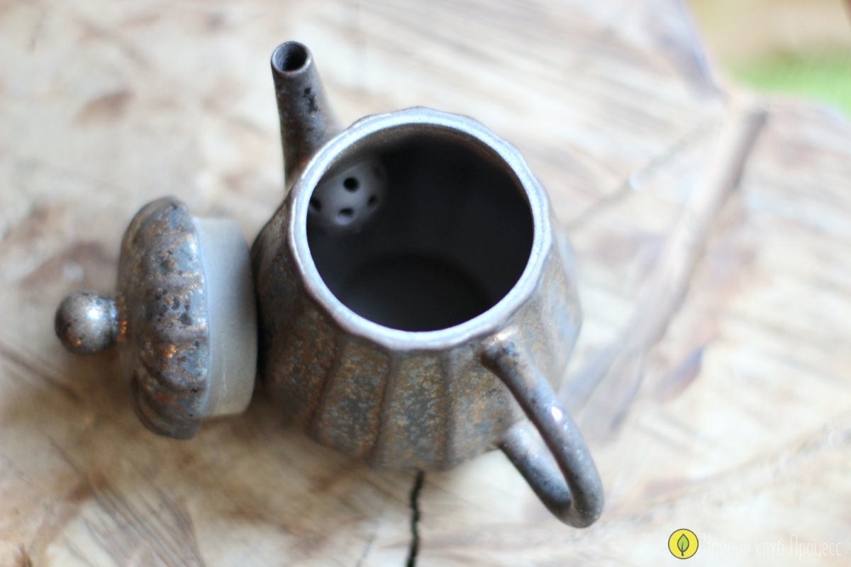 Чайник глиняный чёрный с золотом