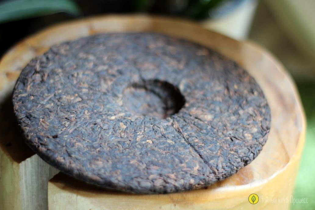 Шу пуэр Мэнхай Цзинь Я - золотая почка Мэнхая, блин 357 грамм, 2017 года