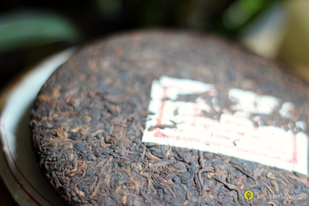 Шу пуэр Мэнхай Цзинь Я - золотая почка Мэнхая, блин 357 грамм, 2017 года