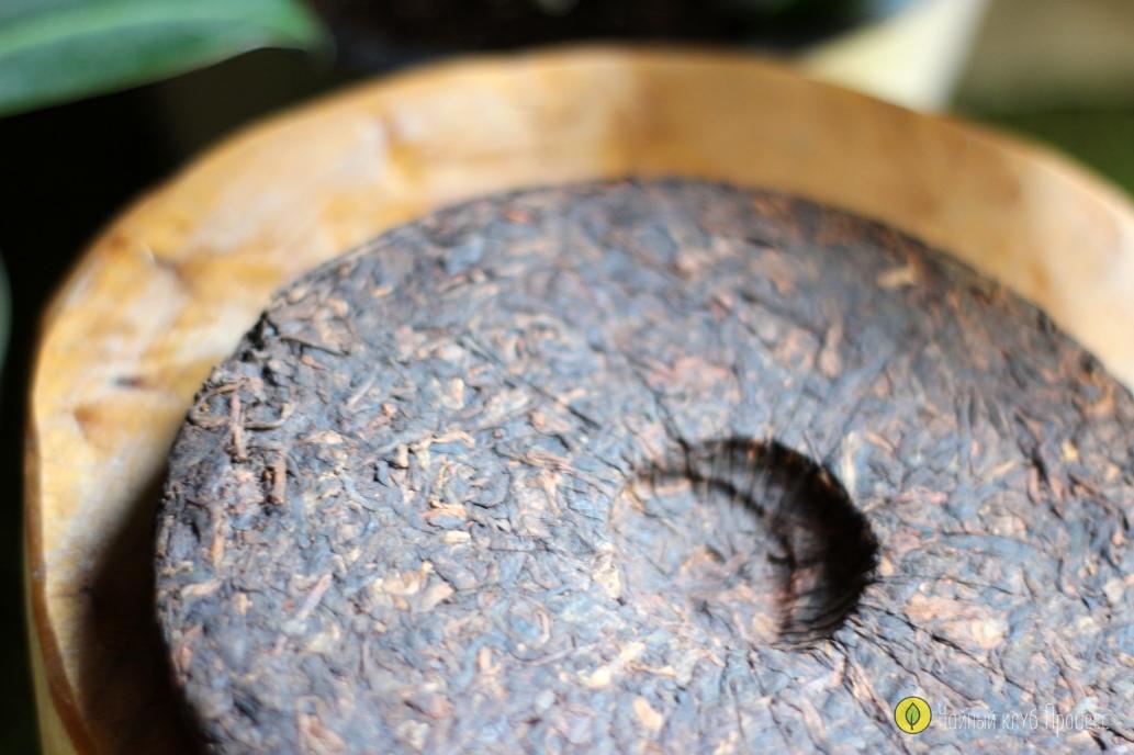 Шу пуэр Мэнхай Цзинь Я - золотая почка Мэнхая, блин 357 грамм, 2017 года