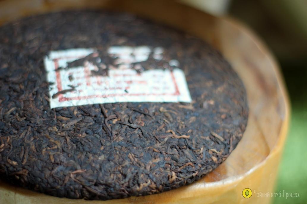 Шу пуэр Мэнхай Цзинь Я - золотая почка Мэнхая, блин 357 грамм, 2017 года
