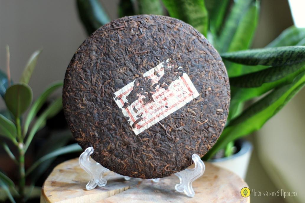 Шу пуэр Мэнхай Цзинь Я - золотая почка Мэнхая, блин 357 грамм, 2017 года