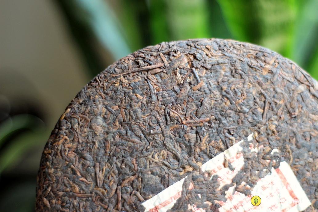 Шу пуэр Мэнхай Цзинь Я - золотая почка Мэнхая, блин 357 грамм, 2017 года