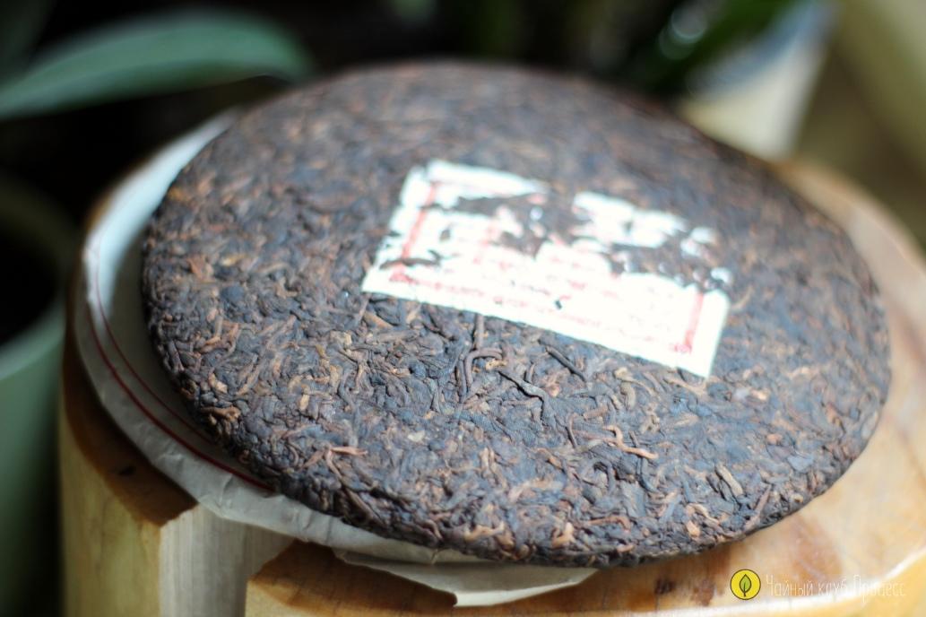 Шу пуэр Мэнхай Цзинь Я - золотая почка Мэнхая, блин 357 грамм, 2017 года