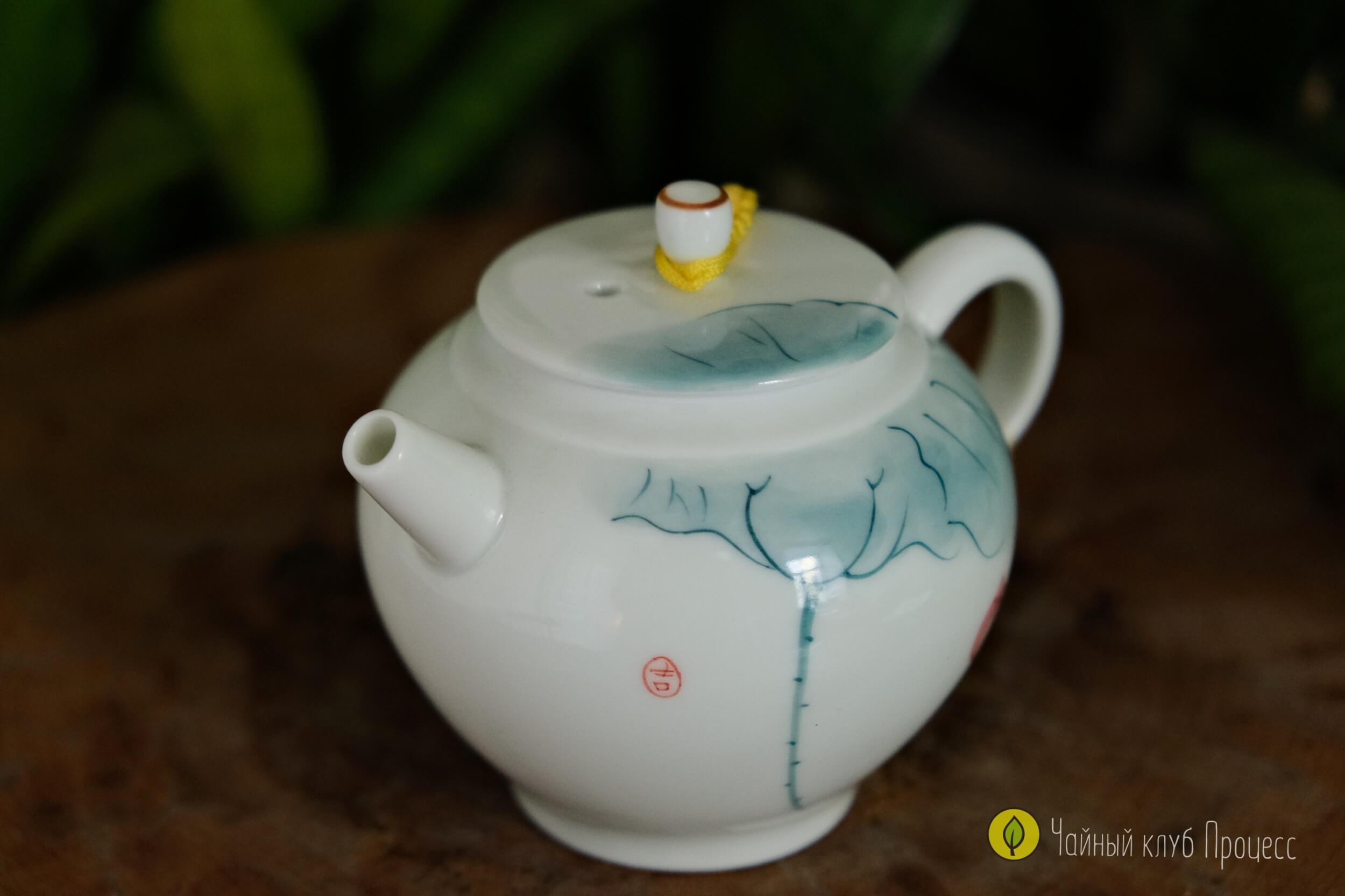 Фарфоровый чайник «Лотос»