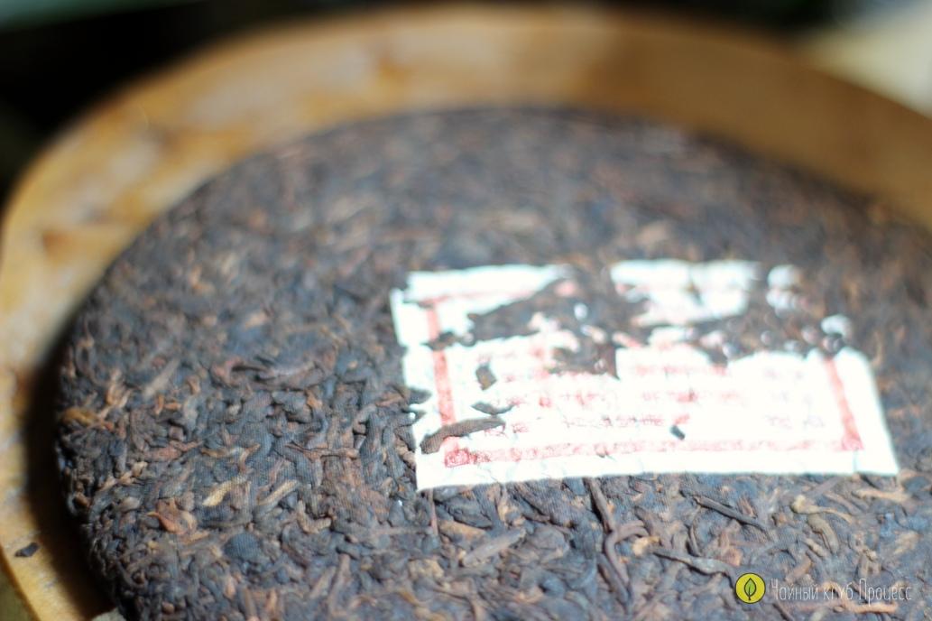 Шу пуэр Мэнхай Цзинь Я - золотая почка Мэнхая, блин 357 грамм, 2017 года