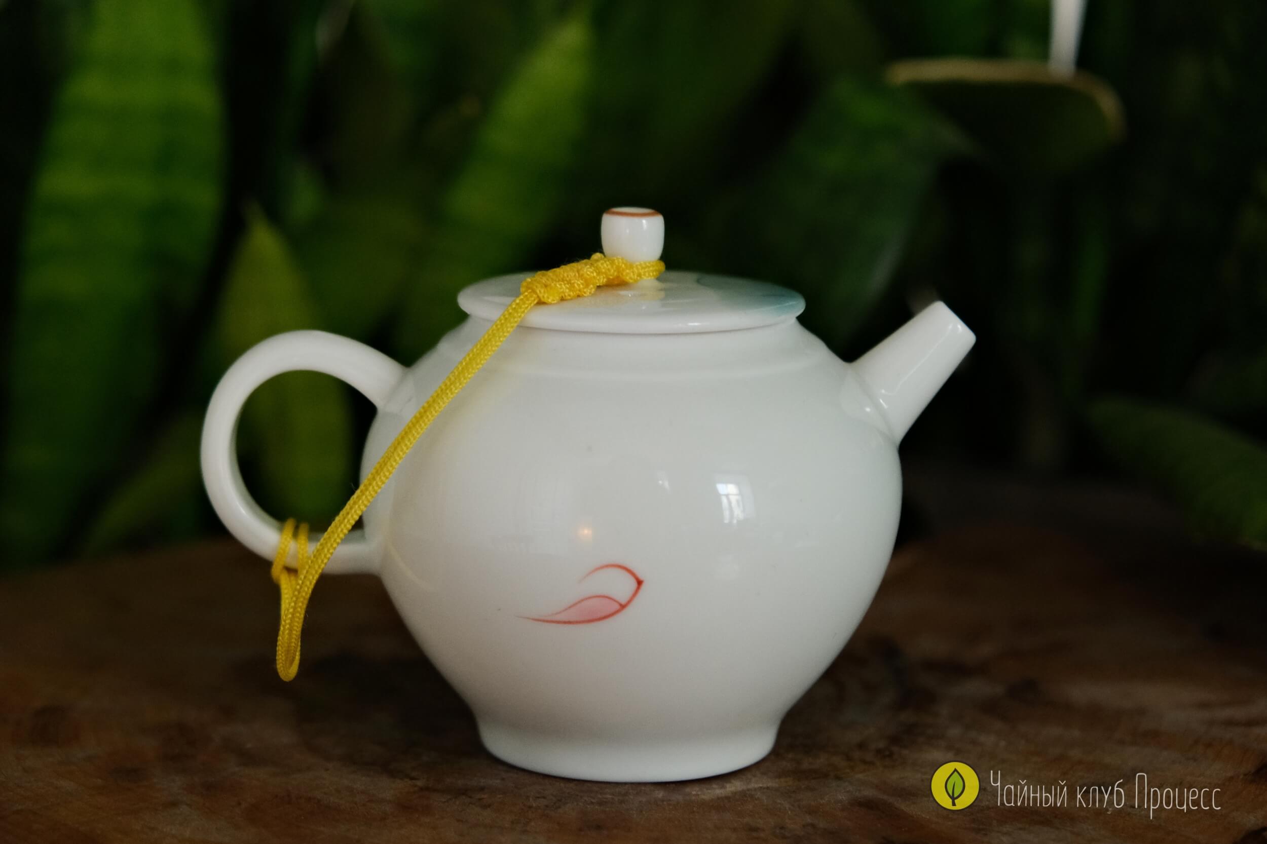 Фарфоровый чайник «Лотос»