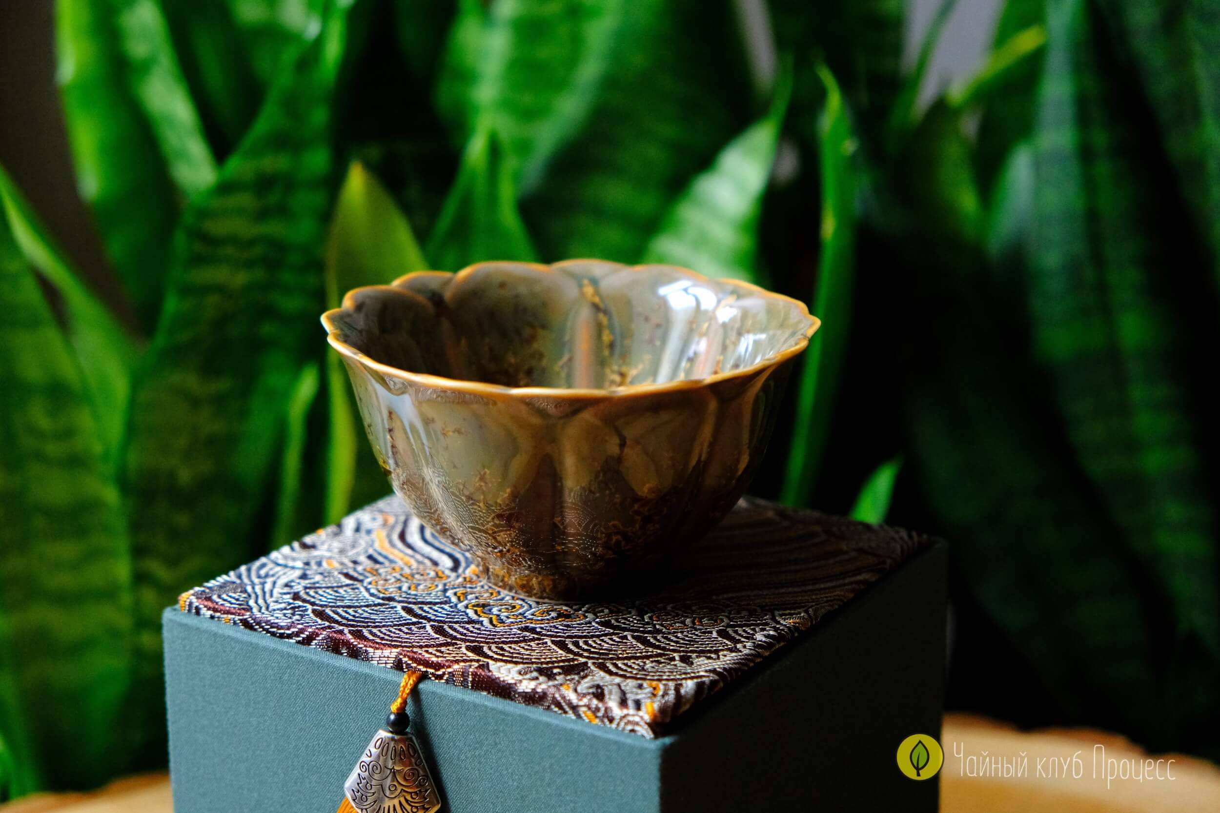  Пиала «Золотые лепестки» 110 мл — глазурь яо-бянь, подарочная коробка