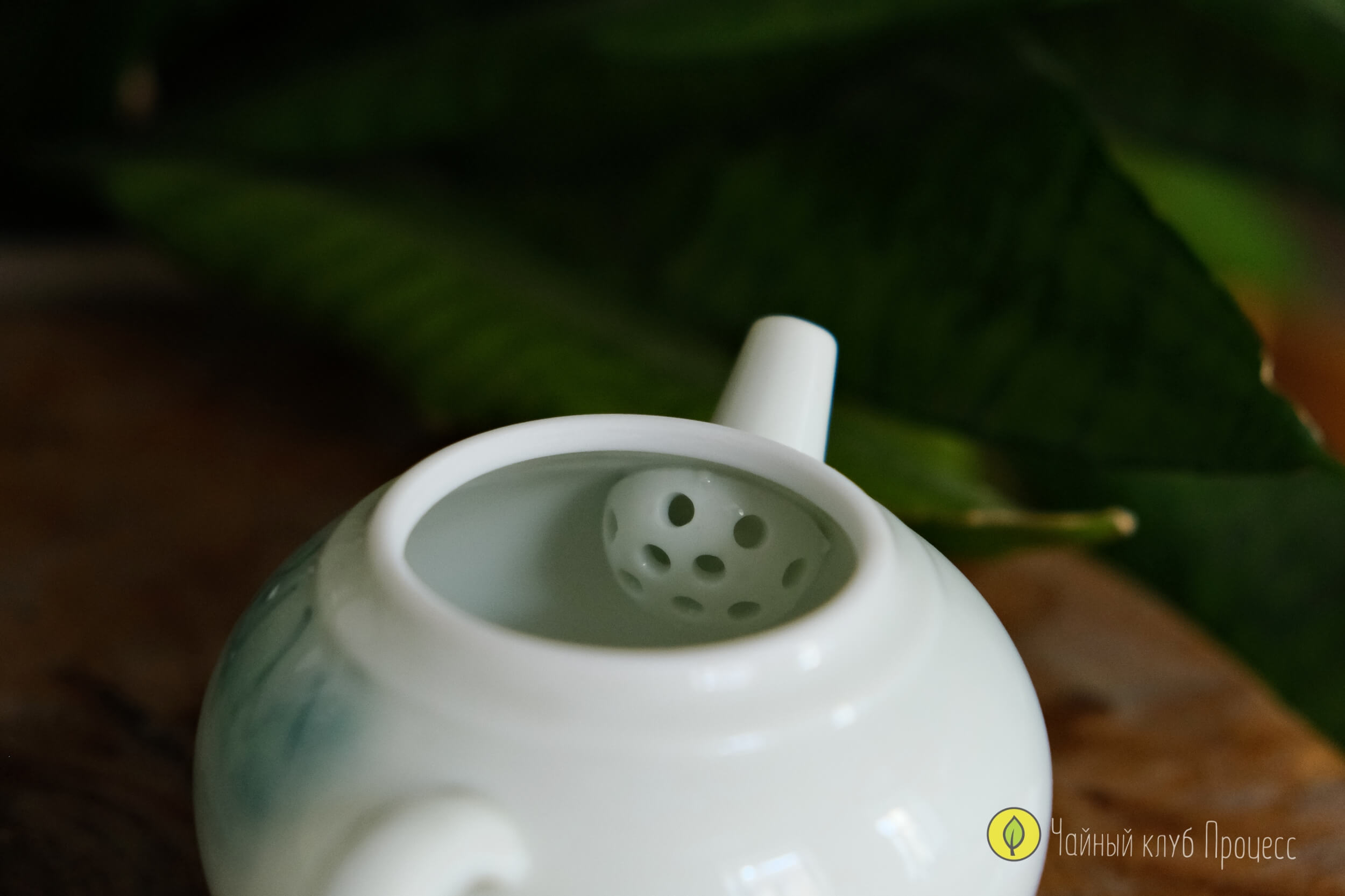 Фарфоровый чайник «Лотос»