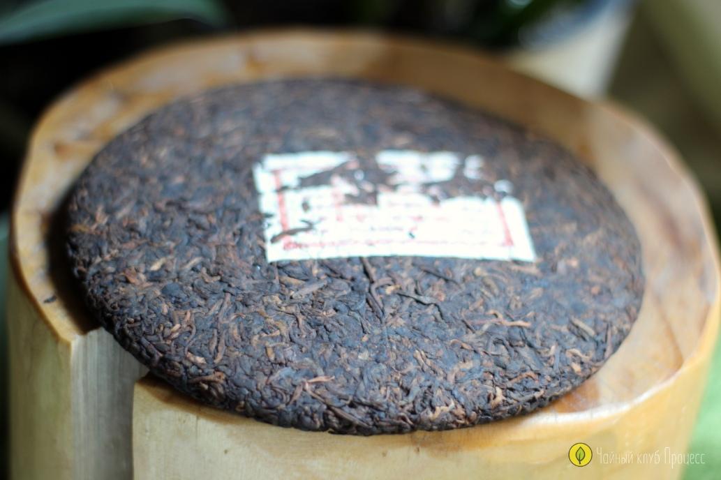 Шу пуэр Мэнхай Цзинь Я - золотая почка Мэнхая, блин 357 грамм, 2017 года