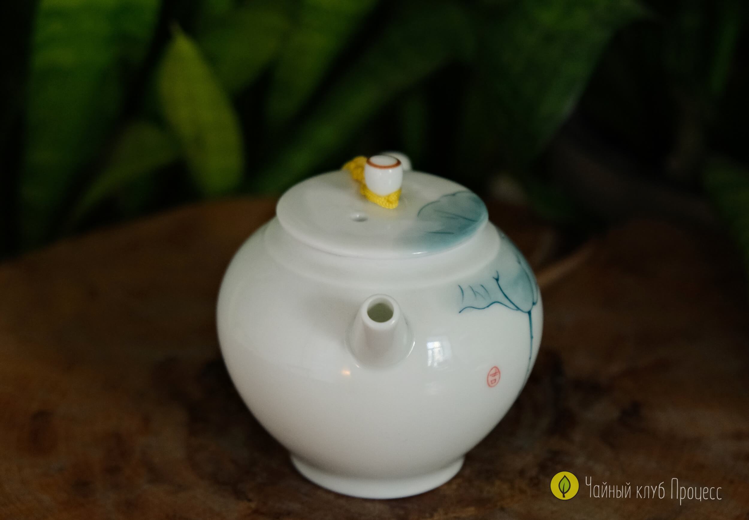 Фарфоровый чайник «Лотос»