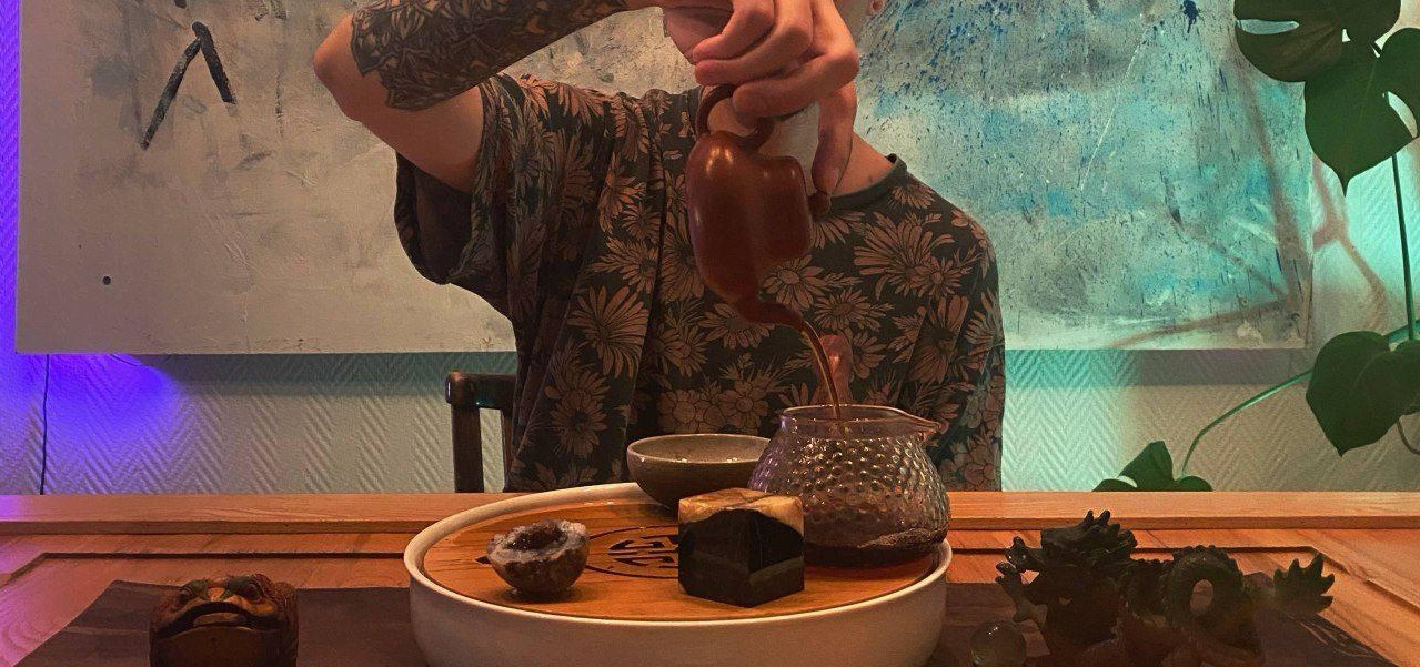 Шу пуэр в пиале: тёмный настой и чайная доска во время проливов